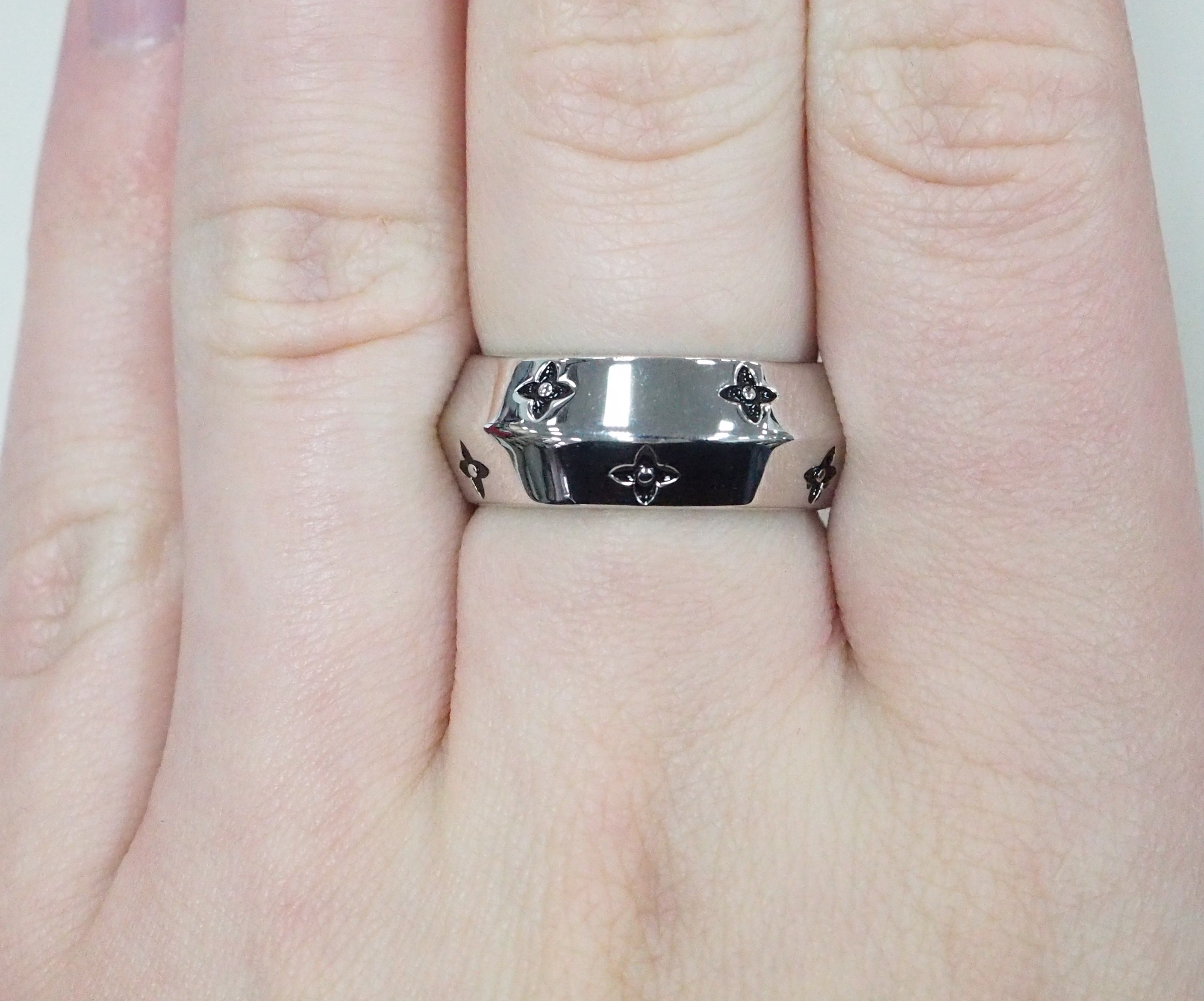 Серебряное кольцо с эмалью